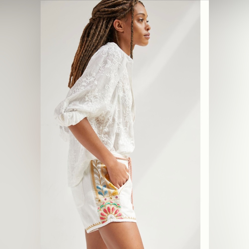 NWOT Anthropologie embroidered track shorts. Size US 4